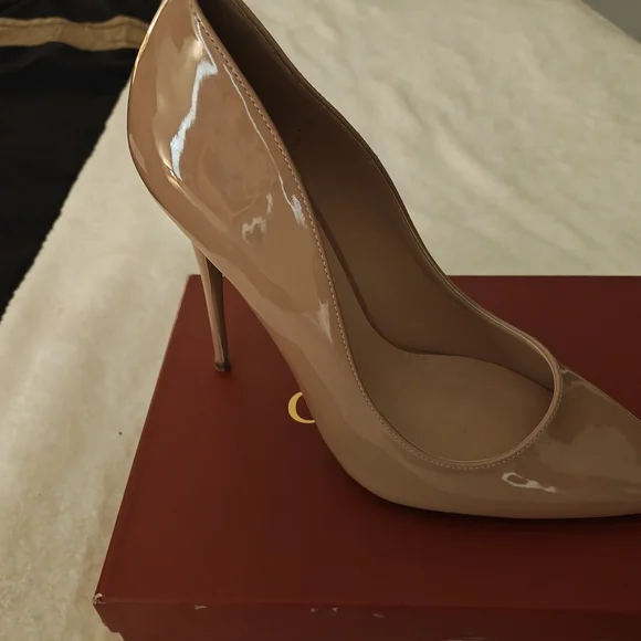 Women's Nude Pumps - Picture 2 of 4